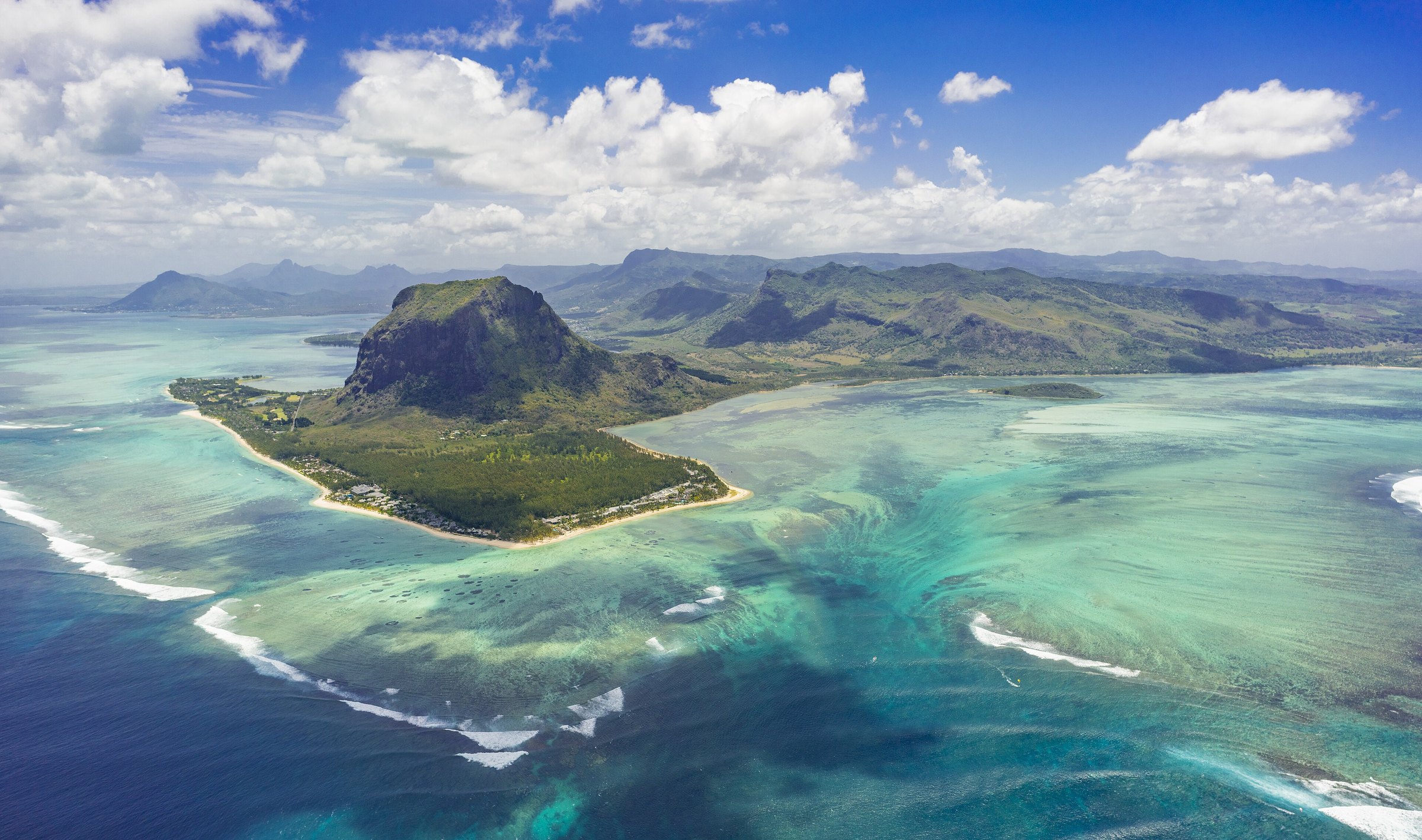 Le Morne underwater waterfall — sand illusion off the south-west reef